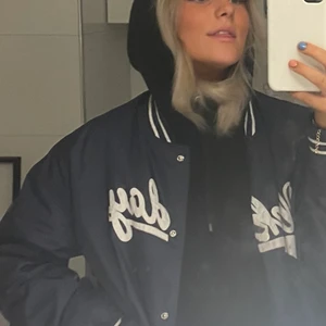 Varsity jacka - Intressekoll på min älskade jacka😭😭😭 Den är ifrån Weekday och har använts men är i super fint skick ändå. Den är så snygg och kan skicka fler bilder vid önskan😍 Du står för frakt BUD FRÅN 299kr ELLER KÖP DIREKT FÖR 700kr