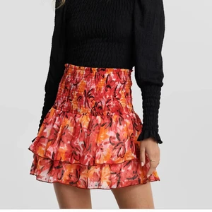 Volangkjol - Jättesöt kjol perfekt till sommaren från Gina tricot som tyvärr inte kommer till användning längre! Använd max 3 ggr (pris kan diskuteras)🥰köparen står för frakten❤️