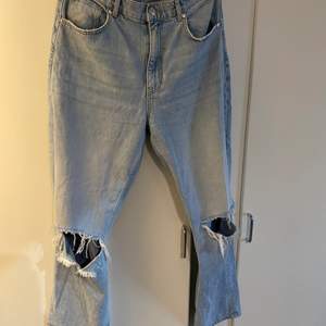 Gina tricot 90s high waisted jeans i ljust material  Storlek 44 Använda 1 gång men blev för stora för mig!  Är lite ljusare än vad bilderna visar! 