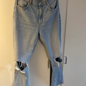 Gina tricot 90s high waisted jeans - Gina tricot 90s high waisted jeans i ljust material  Storlek 44 Använda 1 gång men blev för stora för mig!  Är lite ljusare än vad bilderna visar! 