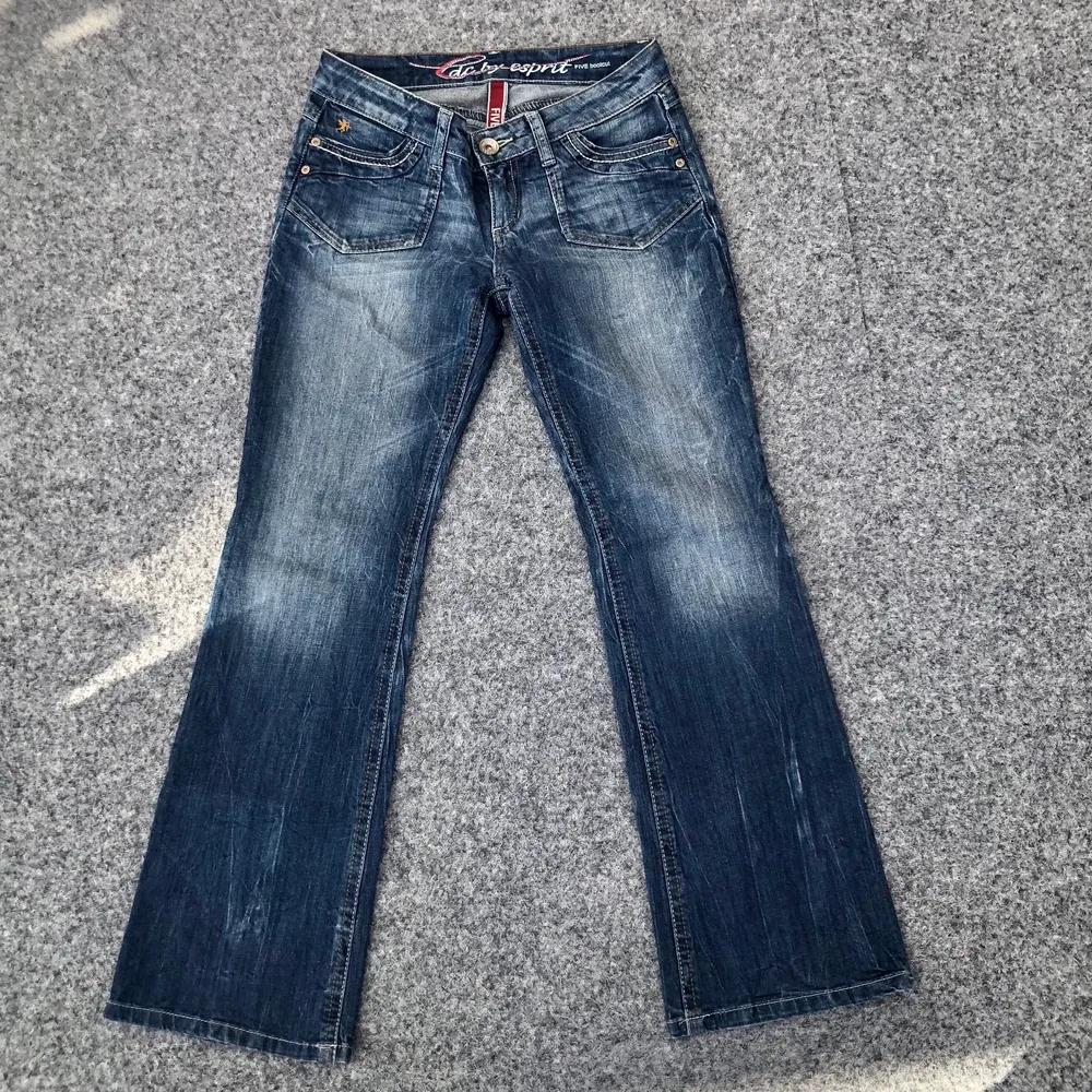 ‼️BUDGIVNING‼️ Y2K lågmidjade jeans från Esprit som är för små på mig i midjan. Passar 170 cm och neråt. Midjemått: 70 cm runt. Innerbenslängd: 76 cm. 220kr + frakt ☺️. Jeans & Byxor.