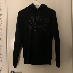 Nike hoddie - Detta är en Nike hoddie som ja köpte för väldigt längesen denhär väldigt snygg och sitter jätte najs , jag föredrar jätte overzised och det är den inte på mig det står att den är storlek L men det är typ M / S  ganska liten i storlek men den är jätte fin och bra material 🤍