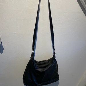 Väska - Väska köpt second hand❣️❣️ Bud på 160 kr. Avslutar budgivningen ikväll 29e kl 20