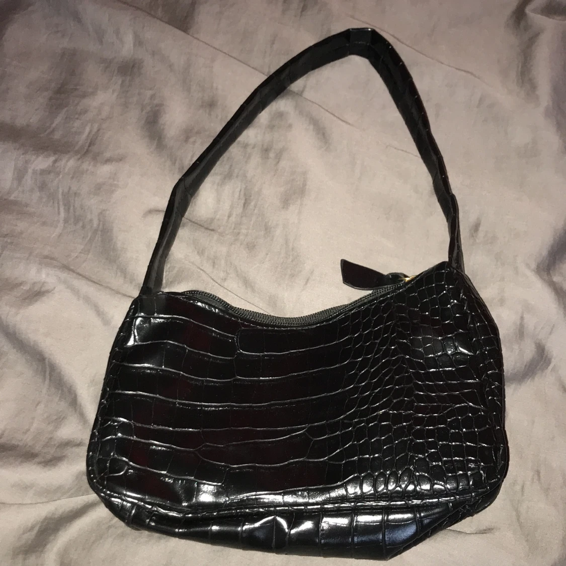 En svart axelväska  - 90