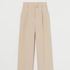 Oanvända byxor från H&M - Oanvända snygga beiga byxor från H&M. Prislappen är kvar. Köpt i somras men tyvärr i för liten storlek :/ byxorna är långa i benen, perfekt för mig som är 169cm. Köpare står för frakt 🌼