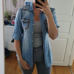 Jeansskjorta - Jeansliknande skjorta. Medium. Köparen står för frakt 