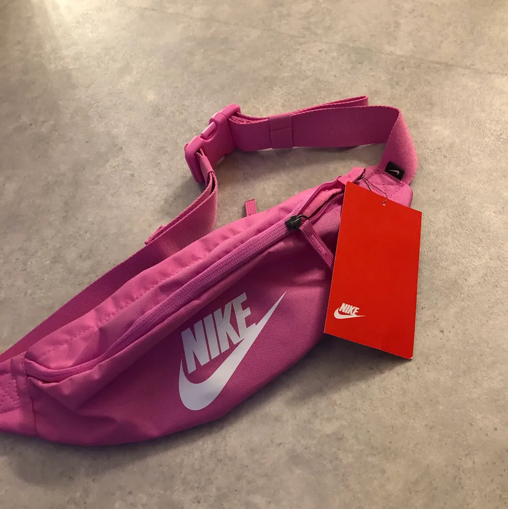 Helt ny midjeväska från Nike, lapp kvar🤍 köpt för 199kr🤍frakt tillkommer🤍(fraktkostnaden kan ändras). Accessoarer.