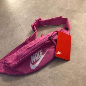 Helt ny midjeväska från Nike, lapp kvar🤍 köpt för 199kr🤍frakt tillkommer🤍(fraktkostnaden kan ändras)