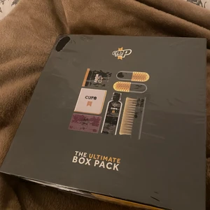 Crep protect- the ultimate box pack  - Crep protect- the ultimate box pack, för att hålla dina sneakers i skick o rena. Orginalpris 440 kr, startbud på 200. Kan mötas upp i sthlm, eller fraktas (köparen står för kostnaden) 