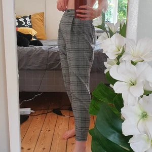 Rutiga kostymbyxor - Sköna och jättegulliga kostymbyxor! Lätt slitage på ena benet, visas på bilden men syntes inte ens på kameran :)