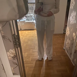Linnebyxor - Sjukt snygga å bekväma linnebyxor ifrån shein! Kan både användas som hög och lågmidjade. Snöret går ej att reglerar men det är resår i midjan som är töjbart. Lite för långa på mig som är 158 cm🤎