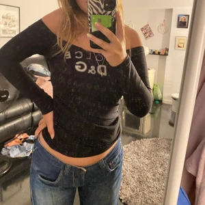 D&G, tröja off the shoulders, storlek L - En jätte fin Dolce & Gabbana tröja köpt secondhand i våras, bra kvalitet och fin passform. Varit en av mina favorit tröjor men känner att den inte passar min nuvarande stil riktigt. 