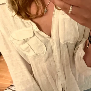 Linneskjorta - Säljer min supersnygga linneskjorta i 100% linne! Den är i från massimodutti och kostar ca 400 i ny pris. Säljer för att jag har en likadan. Den är i väldigt bra skick, det ända är att knappen näst längst ner saknas men det är jättelätt att fixa! Pris är diskuterbart. Kontakta mig om ni vill köpa!