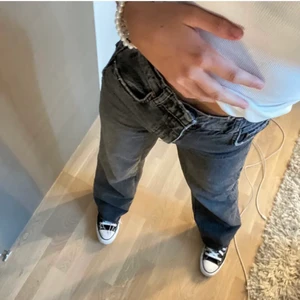Gråa zara jeans - Skit snygga gråa zara jeans i modellen high rise wide full length (alltså med en hög midja). Storlek 34 och är väldigt långa i benen (hon på bilden är 168). Använda max 2-3 gånger!!! Har ni frågor får ni gärna skriva dem till mig privat⚡️💗 (lånad bild)
