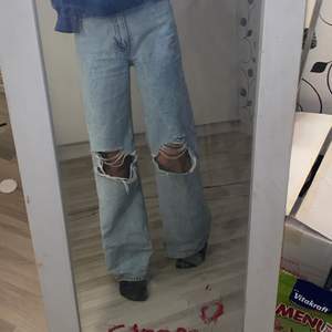 Ett par Blåa H&M  jeans med hål på knäna använt ett fåtal gånger och är i väldigt bra skick 150kr + frakt 