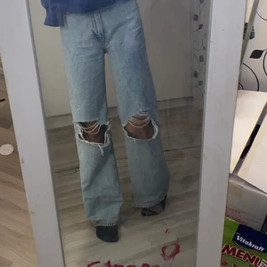 Blåa jeans  - Ett par Blåa H&M  jeans med hål på knäna använt ett fåtal gånger och är i väldigt bra skick 150kr + frakt 