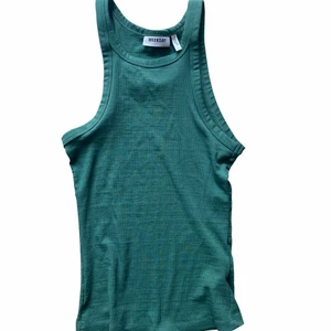 grönt linne - grönt ribbat linne från weekday, näst intill oanvänd! 😋 köparen står för frakt