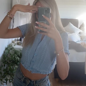 Zara kofta  - Säljer nu min super fina stickade kofta från Zara, den är i storlek S men skulle säga att den passar XXS-S, kommer inte ihåg priset tror de va nånting med 359kr säljer den nu för 89kr köparen står för frakten.  (knappt använd), bara att höra av sig vid frågor!!❤️❤️kan tänka mig gå med i pris vid snabb affär 