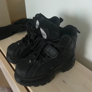 Buffalo shoes - Höga buffalo skor i platå. Storlek 39. Använda men inga tydliga defekter, se bilder. Skriv om frågor finns! Pris kan även diskuteras🌞