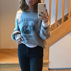 Collegetröja  - Säljer denna collegetröja med vintagestil. Hör av er för mer frågor🥰