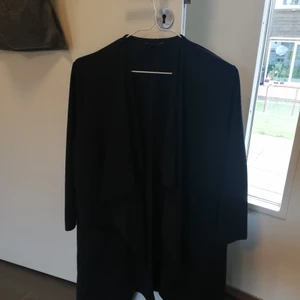 Svart tunn öppen jacka - Svart, tunn, öppen kavaj jacka med fin krage i strl L från Shein. Snygg med ett skärp i midjan. Använd sällan så i fint skick. Köparen står för frakt. 