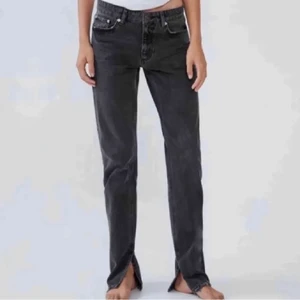 Jeans Zara - Ett par superfina jeans från Zara med snygg slits i storlek 32. Använda ett fåtal gånger, säljer då dem är för små🌸 