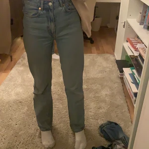 Voyage jeans - Säljer mina finaaaaaaste favvojesns från weekday💕💕 har ett litet hål som jag lagat men som inte syns❤️ köpta för 500kr