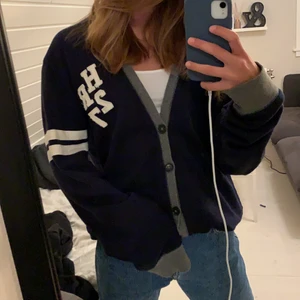 Tjocktröja - Jätte fin tröja köpt på Stockholms stadsmission. Den är ganska stor men är lätt att vika upp och styla som man själv vill.