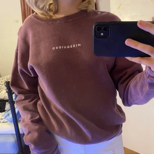 Missguided swetshirt - Säljer min missguided swetshirt så den inte används längre! Nypris runt 400kr men säljs för 50kr eller högre bud! Den är lite urtvättad men som sagt väldigt billig! Storlek S men sitter overzise!💕