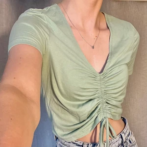 Trendig grön croppad top  - En söt och trendig mintgrön/ljusgrön top med justerbar längd! Köpt från shein och säljs då den inte kommer till användning. Mjukt tyg och i storlek S, endast använd en gång! 💓 Den är inte heller genomskinlig som många andra liknade toppar är. OBS Möjlighet för billigare frakt finns!! Dock är inte paketet spårbart i detta fall.