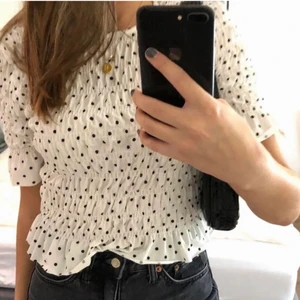 Prickig topp - Jättefin topp! Säljer för har samma topp i annan färg som passar bättre! Knappt använd då jag råkade köpa för liten storlek.