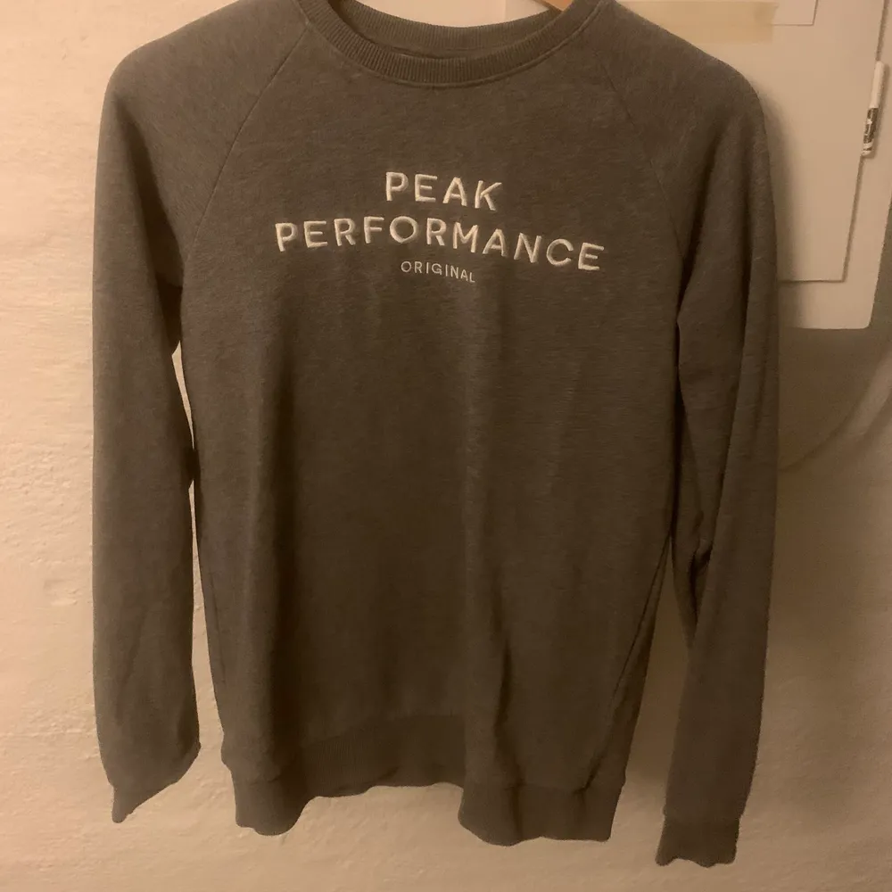 Grå peak performance tröja, använd få gånger, storlek 170 . Tröjor & Koftor.