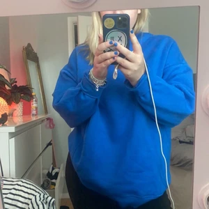 Sweatshirt  - Säljer denna klarblåa jätte fina och sköna sweatshirt. Aldrig använd så den är precis som ny💙storlek S men är oversized så passar även M/L💙