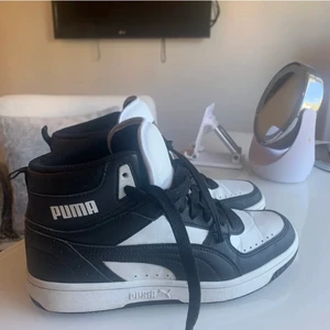 Puma sneakers  - Säljer dessa coola svart/vita skor som är i väldigt bra skick de är vattentäta och är lika jordans i modellen. As sköna nu när det börjar bli lite kallare! 