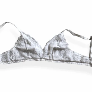 Cremevit Bralette spets blommor  - Créme vit Bralette i storlek S. Vet inte var den kommer i från. Gott skick!