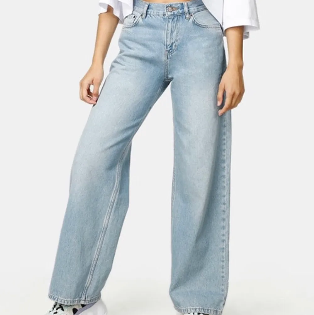 Säljer ett par jeans jeans från junkyard då dom ej passar längre, originalpris 500kr. Jag är 172cm och modellen på andra bilden är 176cm. Jeans & Byxor.