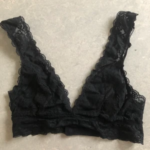 Bralette monki spets xs  - Jättefin Bralette från monki i storlek xs. I mycket gott skick, men saknar lappen då jag klippt bort den. Knappt använd då jag egentligen har s och köpte fel storlek. 