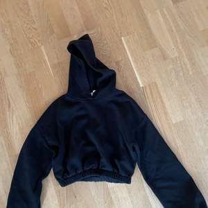 Cropped hoodie från nelly, den ser lite blå ut på bilden men är svart i verkligheten. Storlek S, bra skick 