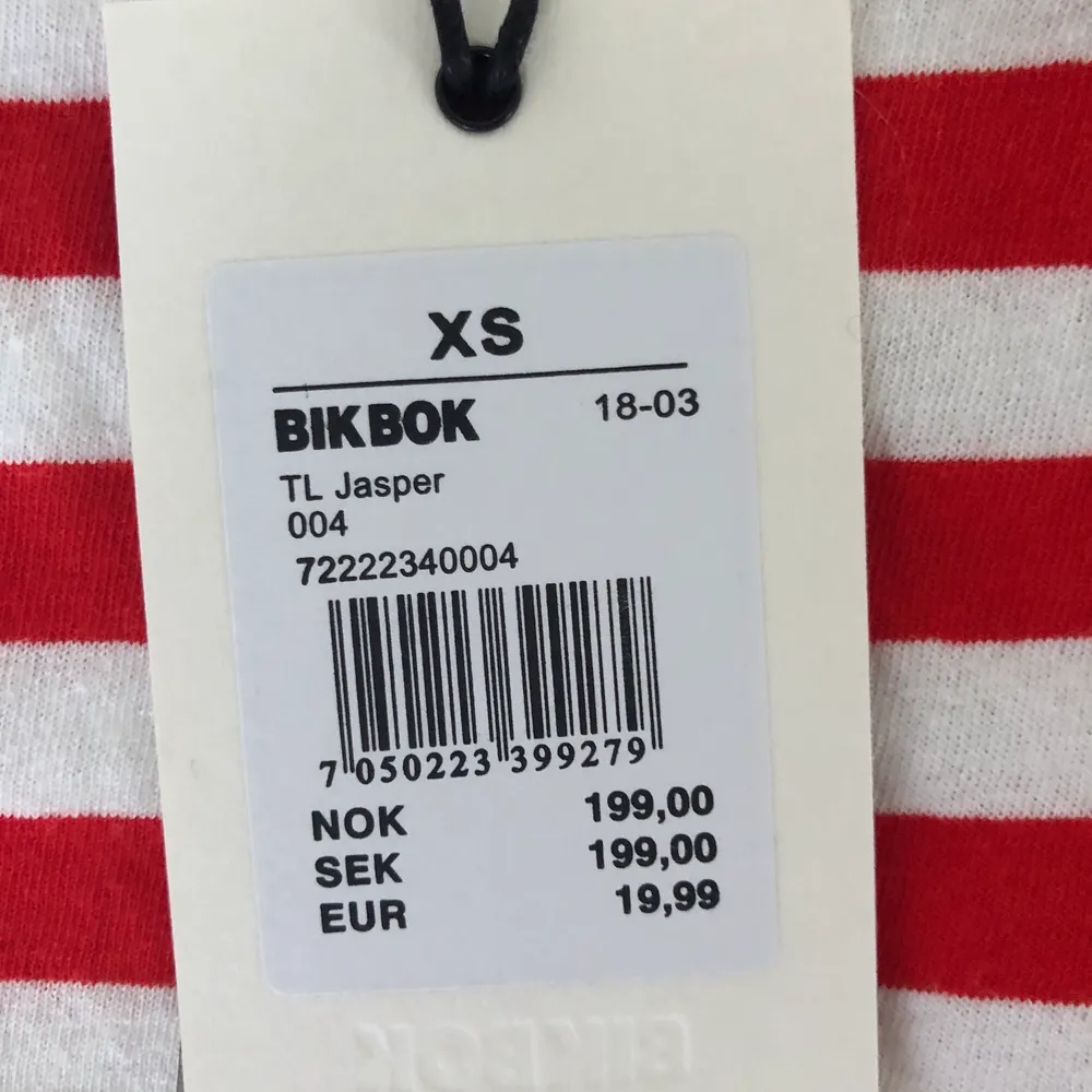 En jättefin rödrandig tröja från Bikbok med prislapp kvar. Säljer då den inte kommer till använding, köparen står för frakten:). T-shirts.