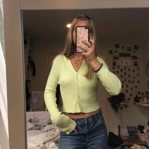 tröja - fin gul kofta som passar bra som en tröja