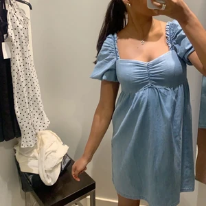 Klänning - Klänning i typ jeans material köpt på Hm, endast använd 1 gång. Skriv för fler bilder på material, passform osv!