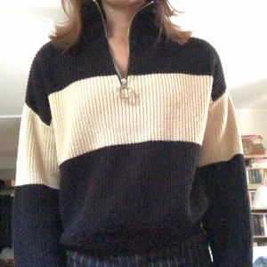 Stickad tröja - Mysig stickad tröja med dragkedja. Skönt material, perfekt tröja för hösten och vintern!