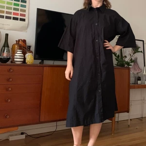 Svart klänning - Svart snygg klänning från Monki!