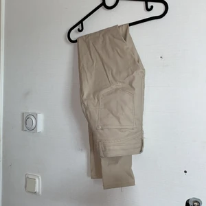 Byxor  - Beiga Skinn imiterade byxor 