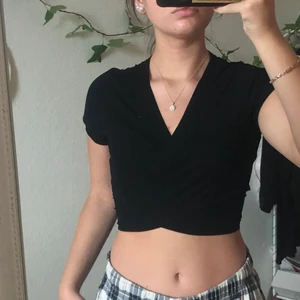 Svart topp storlek xs - Svart knyt topp storlek xs. Ej använd 