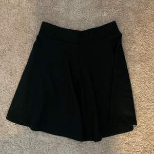Säljer denna snygga kjolen i storlek S 🤩🥰 skriv för fler bilder! 🤍