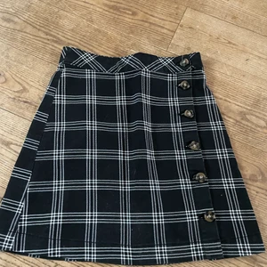 H&M divided kjol - Mörkblå, rutig kjol i mycket bra skick. 100kr inklusive frakt!