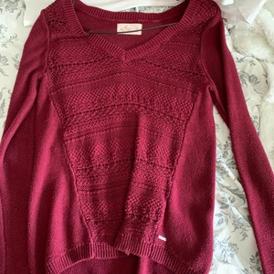 stickad tröja  - söt vinröd tröja ifrån hollister som jag har använt en del men tycker inte det syns! passar xs/s och även m beroende på hur man vill att den ska sitta😇