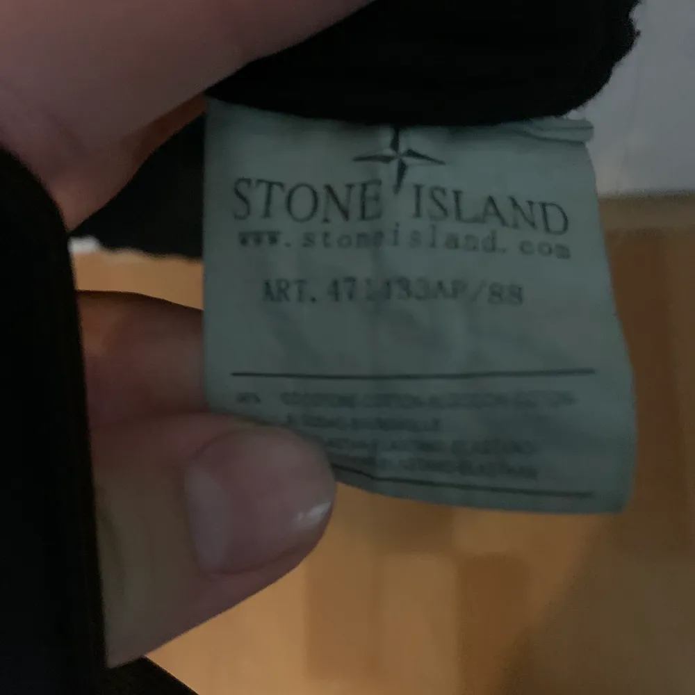 En av knapparna på stone island märket har gått at men nu är det bara en svart knapp där men inget som syns på långt håll. Det är Storlek M men den sitter som Storlek S. Skicket är helt okej.. Stickat.