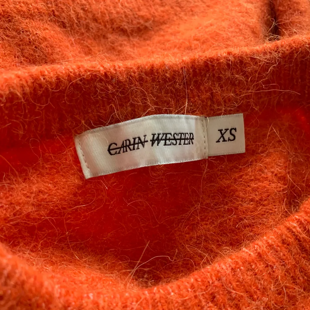 Orange stickad tröja från Carin Wester, köptes i somras men har inte kommit till användning 🧡. Stickat.